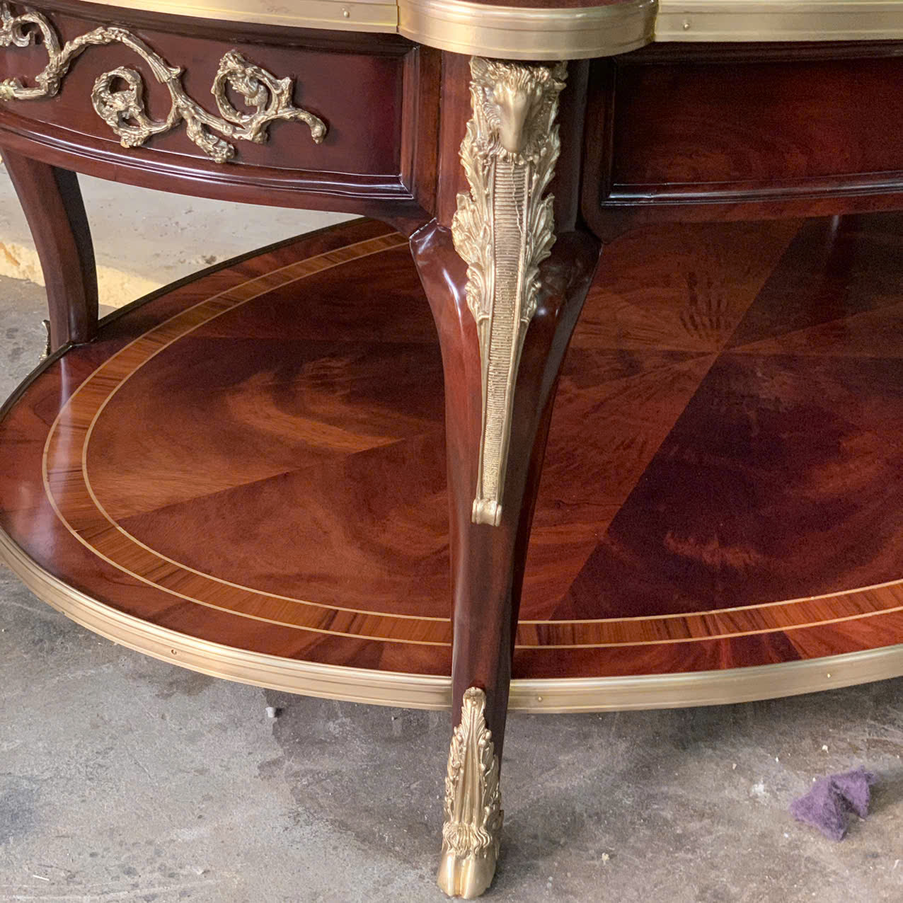 BÀN TRÀ CỔ ĐIỂN LOUIS 15 OVAL HỌA TIẾT ỐP ĐỒNG THAU
